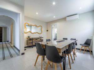 a dining room with a table and chairs at Maison rénovée à Mimizan pour 10 pers. avec jardin proche océan - FR-1-50-194 in Mimizan