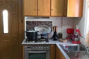 Η κουζίνα ή μικρή κουζίνα στο 1 Bed - Sleeps 2 - Private Balcony - Free Parking
