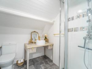 a bathroom with a sink and a shower at Maison rénovée à Mimizan pour 10 pers. avec jardin proche océan - FR-1-50-194 in Mimizan +18 photos