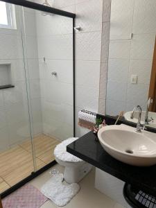 Un baño con ducha, lavabo e inodoro. en Mirante, en Parnamirim