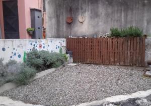 einen Hinterhof mit einem Zaun und einigen Pflanzen in der Unterkunft Appartamento di Marilù in Verbania + 5 Fotos