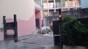 ein Tor vor einem Gebäude mit einem Haus in der Unterkunft Appartamento di Marilù in Verbania