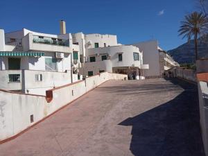 un parcheggio vuoto di fronte a un edificio di Smart Apartment by the Sea near Palermo, Sicily a Isola delle Femmine