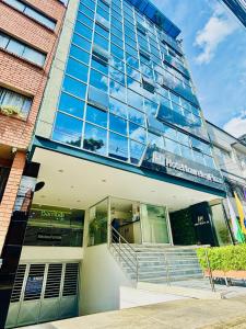 un edificio con ventanas de cristal y escaleras delante en Hotel Laureles Plaza, en Medellín