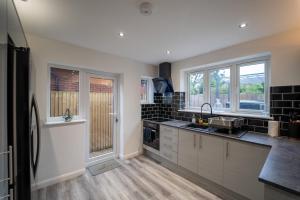 Kuchyň nebo kuchyňský kout v ubytování Luxury Home Sleeps 6, Hot Tub, Free Parking