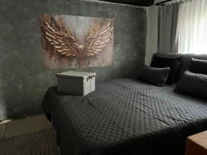 ein Schlafzimmer mit einem Bett und einem Kasten darauf in der Unterkunft Gnaden -und Ferienhof Saale Wittgenstein in Schorstedt