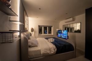 Postel nebo postele na pokoji v ubytování Luxury Home Sleeps 6, Hot Tub, Free Parking