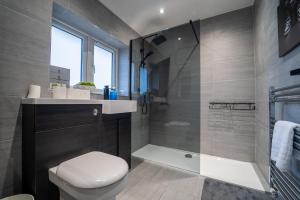 Koupelna v ubytování Luxury Home Sleeps 6, Hot Tub, Free Parking + 22 fotografií