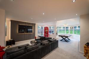 TV a/nebo společenská místnost v ubytování Luxury Home Sleeps 6, Hot Tub, Free Parking