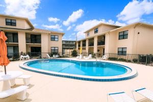 una piscina frente a un edificio en Oasis #7 Coastal Escape in Daytona Beach Shores-Walk To The Beach, en Daytona Beach Shores