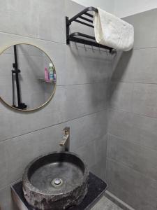Un baño con un lavabo de piedra y un espejo. en The Palms Property, en Long Mountain