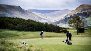 un grupo de personas jugando al golf en un campo de golf en Luxury Lodge, 