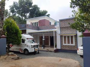 a white truck parked in front of a house at Safayar holidays Ramakkalmedu in Ramakkalmedu