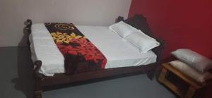 a small bed with a blanket on top of it at Safayar holidays Ramakkalmedu in Ramakkalmedu