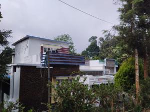 ein Haus mit einem Balkon an der Seite in der Unterkunft Safayar holidays Ramakkalmedu in Ramakkalmedu