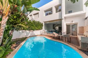 una piscina en el patio trasero de una casa en Villa Zen, piscine privée et plage, en Casablanca