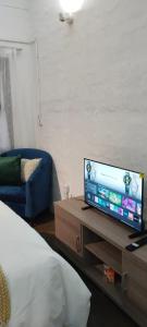 Et tv og/eller underholdning på Craftmanship Urban stay with Exquisite Views & Big Balcony Maboneng