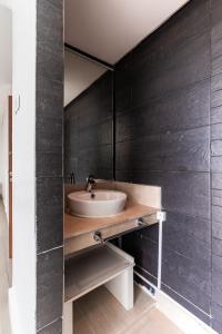 baño con lavabo y pared negra en Villa Zen, piscine privée et plage, en Casablanca 30 fotos más