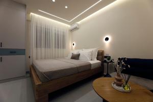 um quarto com uma cama e uma mesa em Aristotelous rooms Konstantinos em Tessalónica