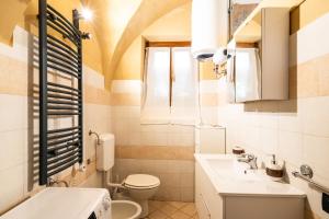 une petite salle de bain avec un lavabo et des toilettes dans l'établissement Appartamenti in Centro Storico a 15 min Dal Lago d'Iseo - Free Wi-Fi - AC, à Palazzolo sullʼOglio 18 autres photos