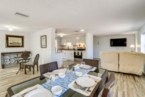 Una sala de estar con mesa de comedor y una cocina. en Family-Friendly Englewood Rental with Canal Views!, en Englewood