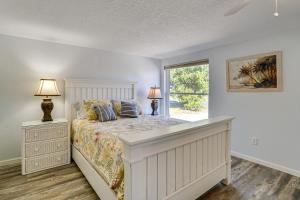 un dormitorio con una cama y una ventana en Family-Friendly Englewood Rental with Canal Views!, en Englewood
