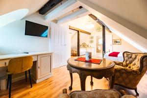 a living room with a table and a bedroom at Nove Verde in Bremen