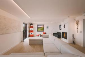 a white living room with a white couch at Casa Espalamaca in Horta