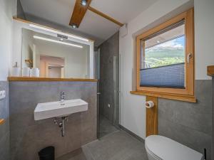 une salle de bain avec un lavabo et une fenêtre dans l'établissement Haus Bergstille Top 1 - 2, à Wald im Pinzgau 19 autres photos