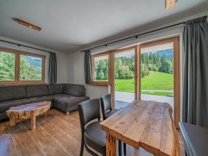 un salon avec un canapé et une table dans l'établissement Haus Bergstille Top 1 - 2, à Wald im Pinzgau