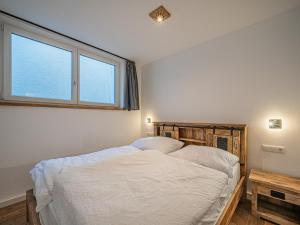 une chambre avec un lit et une fenêtre dans l'établissement Haus Bergstille Top 1 - 2, à Wald im Pinzgau