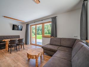 un salon avec un canapé et une table dans l'établissement Haus Bergstille Top 1 - 2, à Wald im Pinzgau