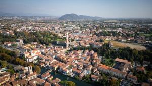 une vue aérienne sur la ville de Brasov dans l'établissement Appartamenti in Centro Storico a 15 min Dal Lago d'Iseo - Free Wi-Fi - AC, à Palazzolo sullʼOglio