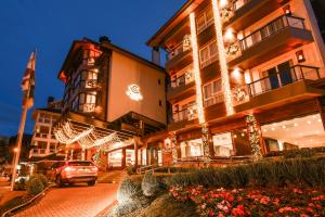 格拉玛多赛尔卡诺酒店的前面有圣诞灯的建筑