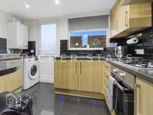 eine Küche mit Waschmaschine und Trockner in der Unterkunft Rustic 3BR house in Tilbury, Garden and Parking in Tilbury