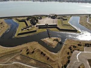 eine Luftansicht eines Feldes neben einem Wasserkörper in der Unterkunft Rustic 3BR house in Tilbury, Garden and Parking in Tilbury + 2 Fotos