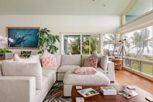 Grand Oceanfront Gated Estate on the Hamakua Coast في Hakalau: غرفة معيشة بها أريكة وطاولة