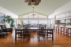 Grand Oceanfront Gated Estate on the Hamakua Coast في Hakalau: غرفة طعام بها طاولة وكراسي