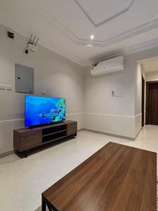 sala de estar amplia con TV de pantalla plana. en مذهله للوحدات السكنيه, en Muhayil