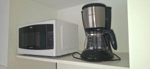 a blender next to a microwave on a counter at Apartamento exclusivo con ubicación preferencial in La Plata