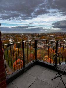 バーミンガムにあるCozy retreat in the heart of Birmingham City Centreの街の景色を望むバルコニー