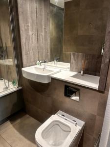 バーミンガムにあるCozy retreat in the heart of Birmingham City Centreの洗面台とトイレ付きのバスルーム