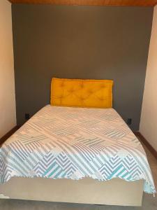 a bed with a orange headboard in a bedroom at Suíte Itaipava in Araras Petropolis +19 photos