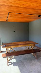 a wooden table in a room with a wooden ceiling at Suíte Itaipava in Araras Petropolis