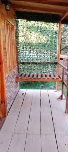 マサミトラにあるCABAÑA MINCHYの木製のベンチ +1枚の写真