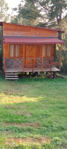 マサミトラにあるCABAÑA MINCHYの緑豊かな野原の上に建つ大きな木造家屋