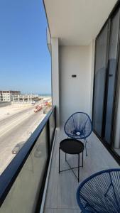 een balkon met een tafel en een stoel op een gebouw bij Alsoltan stay in Dammam