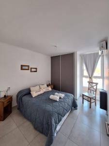 a bedroom with a bed with two towels on it at Nuevo y Equipado en Zona Céntrica con Cochera in Santa Rosa +6 photos