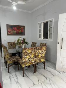 Un comedor con mesa y sillas en Casa 140, en Guarujá