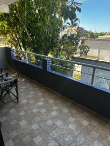 - Balcón con valla y vistas al patio en Casa 140, en Guarujá